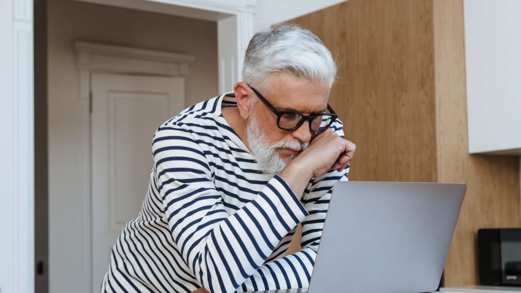 Hombre de 40 pensando en el mejor PPR