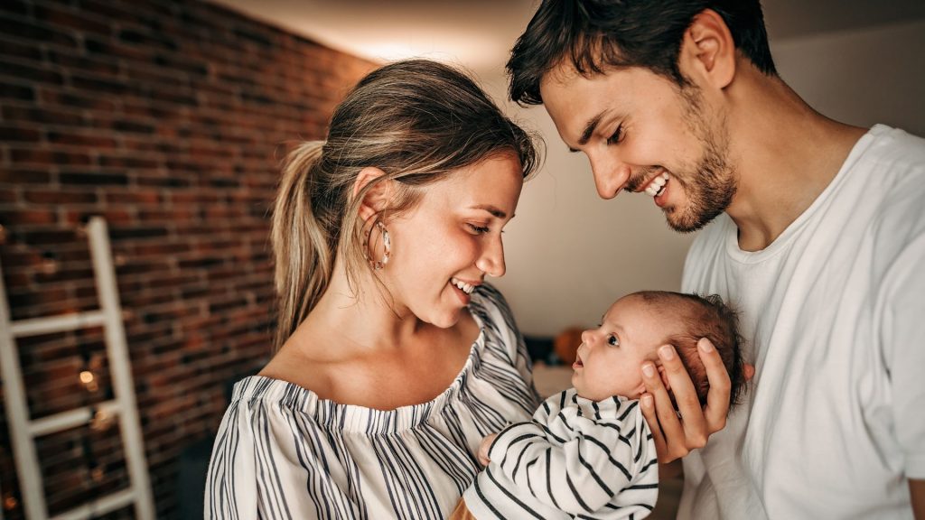 Padres primerizos con su hijo. 